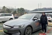 轿车街头自燃司机被困 两名出租车司机挺身而出合力救援